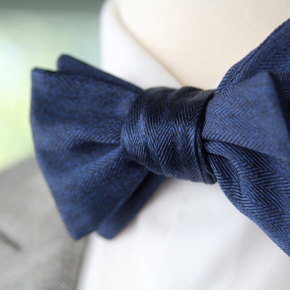 Men's Self-tied Bow Tie 100%Silk Navy Blue Stripes S730 - Picture 1 of 13